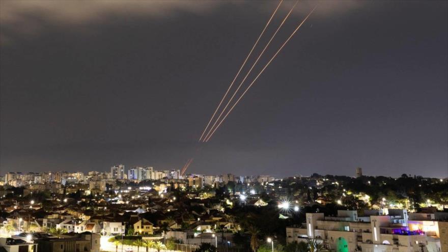 El cielo nocturno en los territorios ocupados se ilumina tras un ataque con misiles de Irán, 14 de abril de 2024.