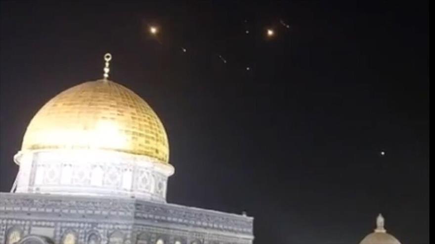 Los misiles iraníes sobrevolando la Mezquita Al-Aqsa en la ocupada Al-Quds (Jerusalén), 14 de abril de 2024.