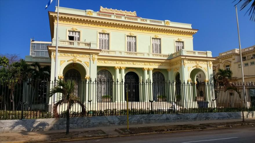 la fachada de la Cancillería de Cuba en la Habana, capital cubana. 