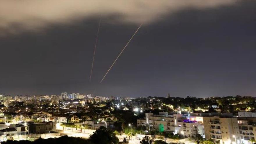 Un sistema antimisiles de Israel en plena operación después de que Irán lanzara drones y misiles hacia Israel, 14 de abril de 2024.