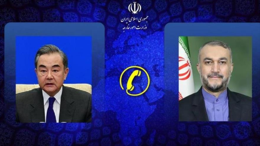 El canciller de Irán, Hosein Amir Abdolahian (dcha.) y su par chino, Wang Yi.