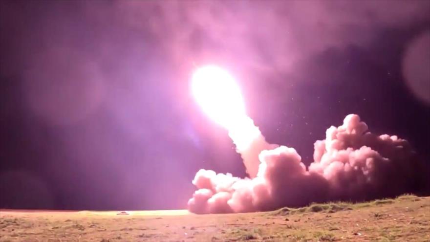 El momento del lanzamiento de un misil durante la operación punitiva del Cuerpo de Guardianes de la Revolución Islámica de Irán (CGRI) contra Israel, 14 de abril de 2024.
