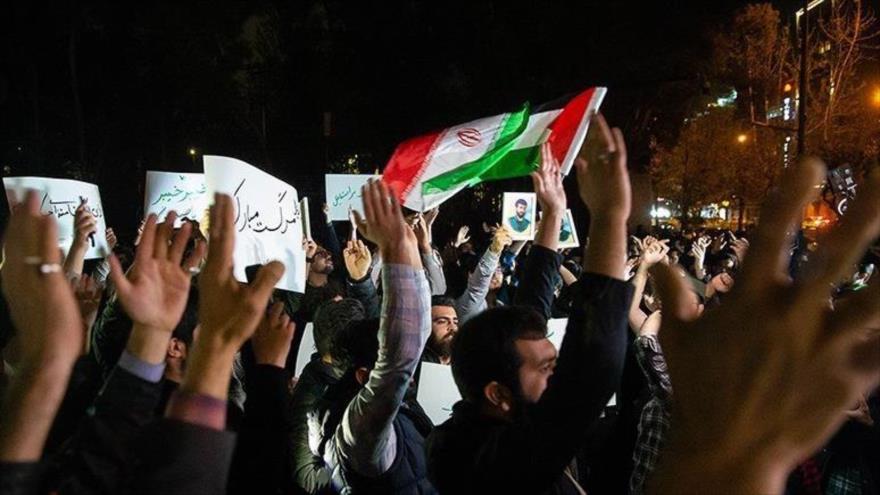 Iraníes celebran en una plaza de Teherán la respuesta militar de Irán a Israel del 14 de abril de 2024