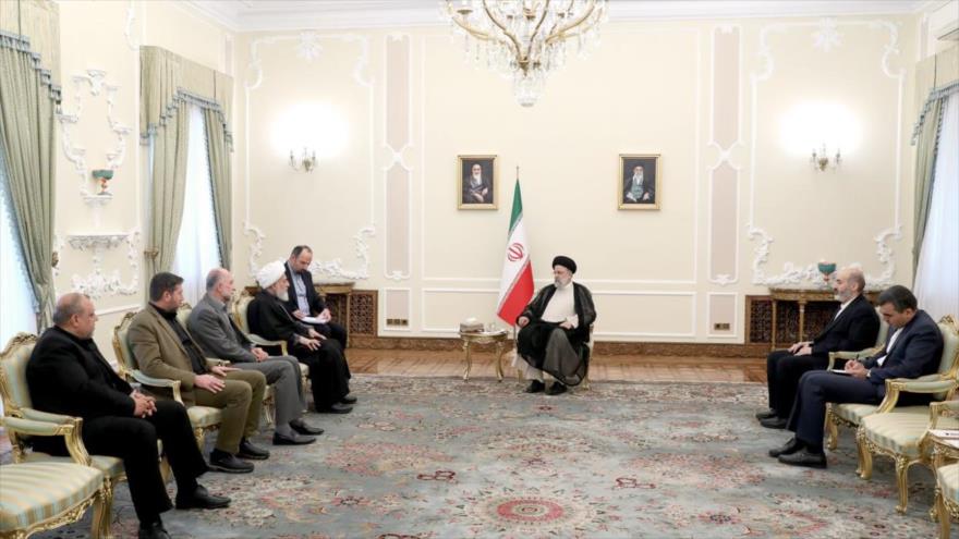 El presidente de Irán, Seyed Ebrahim Raisi, (c) en una reunión en Teherán con el jefe adjunto del Consejo Supremo Islámico Chií de El Líbano, Ali Al-Jatib, (4.º a izq.), 16 de abril de 2024. (Foto: president.ir)