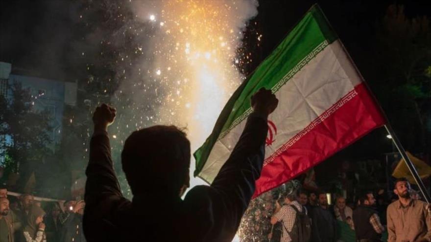 Iraníes celebran la operación punitiva de las Fuerzas Armadas del país contra Israel en Teherán, la capital, 14 de abril de 2024. (Foto: Getty Images)