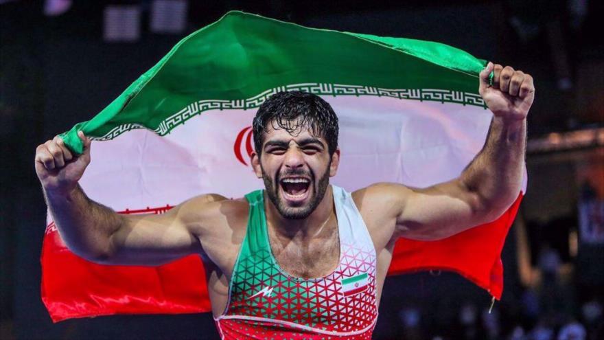Mhamad Hadi Saravi de Irán ganó medalla de oro en la categoría grecorromana del Campeonato Asiático 2024, en Bishkek, Kirguistán, 16 de abril de 2024.
