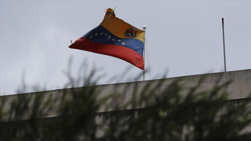 Bandera venezolana en la sede del consulado de Venezuela en Quito, capital de Ecuador. (Foto: EFE)
