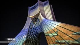 Torre Azadi de Irán se ilumina en apoyo a la operación contra Israel