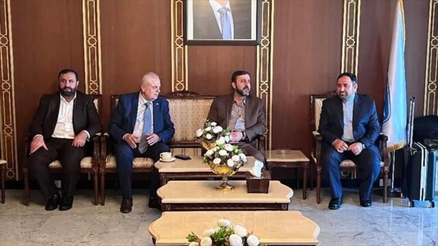 El secretario general del Alto Consejo de DD.HH. de Irán, Kazem Qaribabadi, en una reunión con las autoridades siria en Damasco, 18 de abril de 2024.