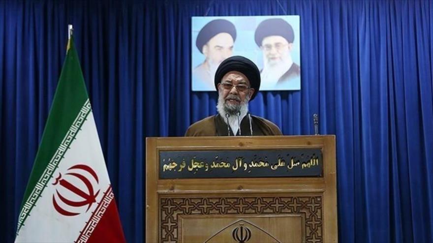 El Imam de rezo de viernes de Isfahán, Ayatolá Seyed Yusef Tabataineyad, durante sermones del rezo, 19 de abril de 2024.