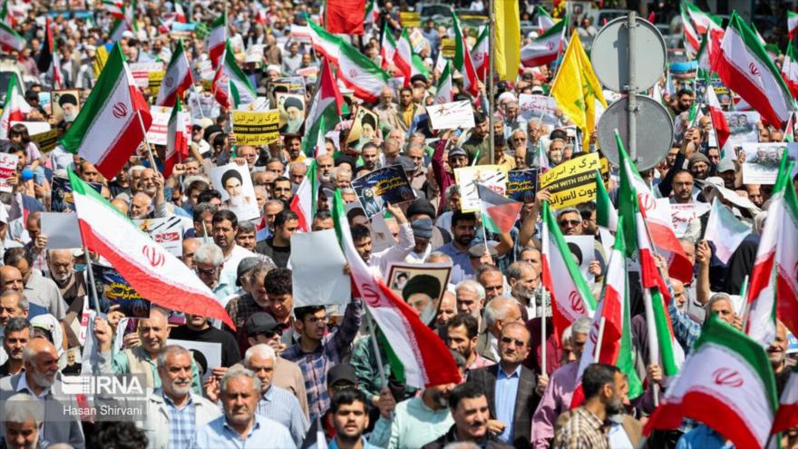 La gente se manifiesta en Teherán, capital iraní, en apoyo de la operación Promesa contra Israel, 19 de abril de 2024 (Foto: IRNA)
