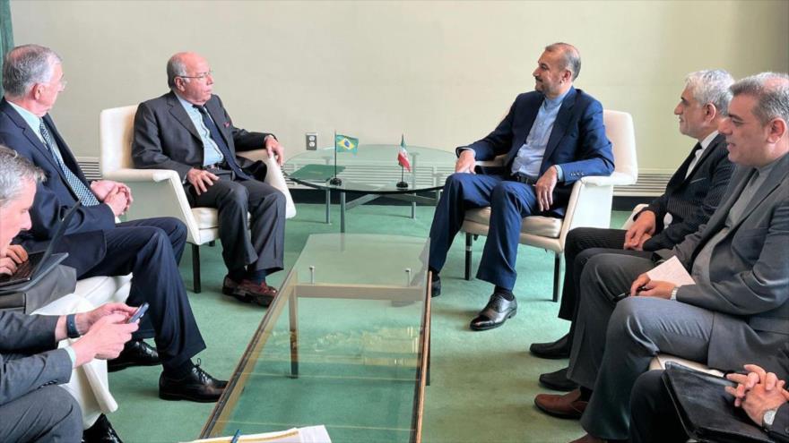 El canciller iraní, Hosein Amir Abdolahian (3.º de dcha.), reunido con su par brasileño, Mauro Vieira, en Nueva York (EE.UU.), 19 de abril de 2024.