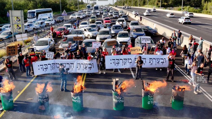La autopista Tel Aviv-Al-Quds es bloqueada por familias de retenidos israelíes en Gaza, 19 de abril de 2024.