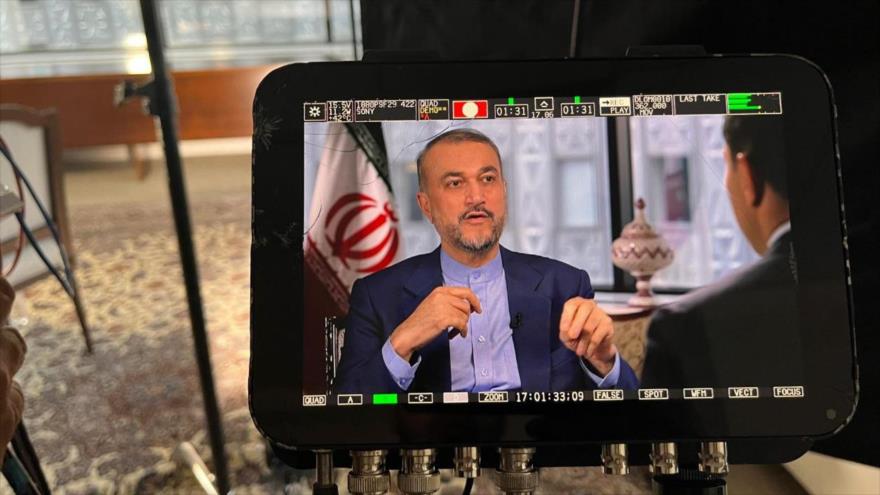El canciller iraní, Hosein Amir Abdolahian, durante su entrevista con la cadena estadounidense NBC News.