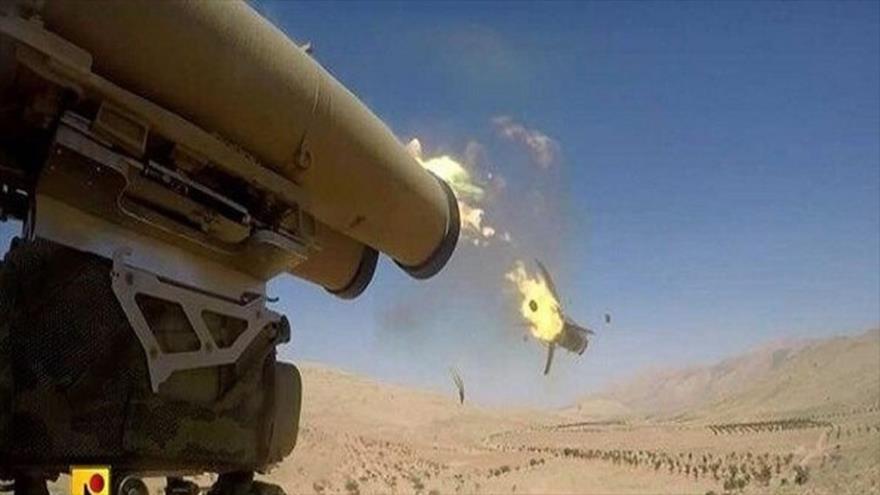 Momento del disparo de un cohete poa parte de los combatientes de la Resistencia libanesa durante una operación.