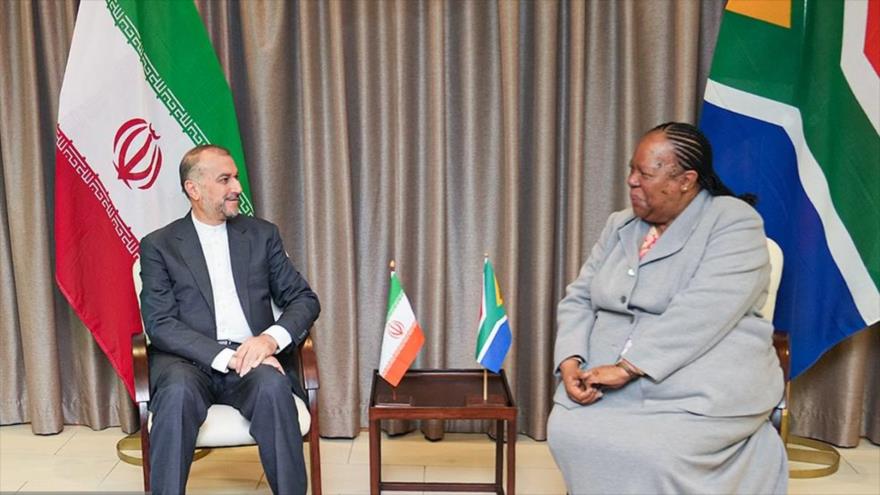 El canciller iraní, Hosein Amir Abdolahian, y su homóloga sudafricana, Naledi Pandor, en Pretoria, Sudáfrica. (Foto: FARS)