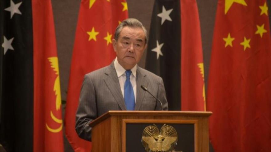 El Canciller de China, Wang Yi, habla en una rueda de prensa en Papúa Nueva Guinea, 20 de abril de 2024.