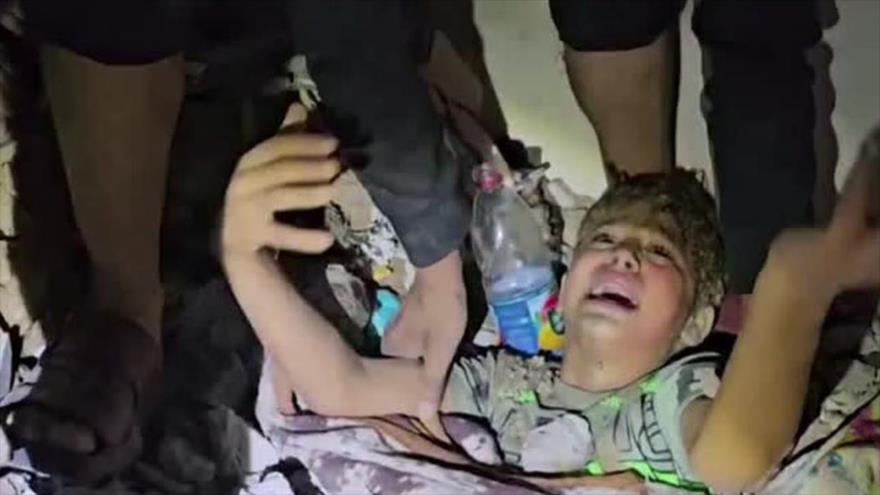 Vídeo: Rescatan de milagro a niña palestina en Rafah