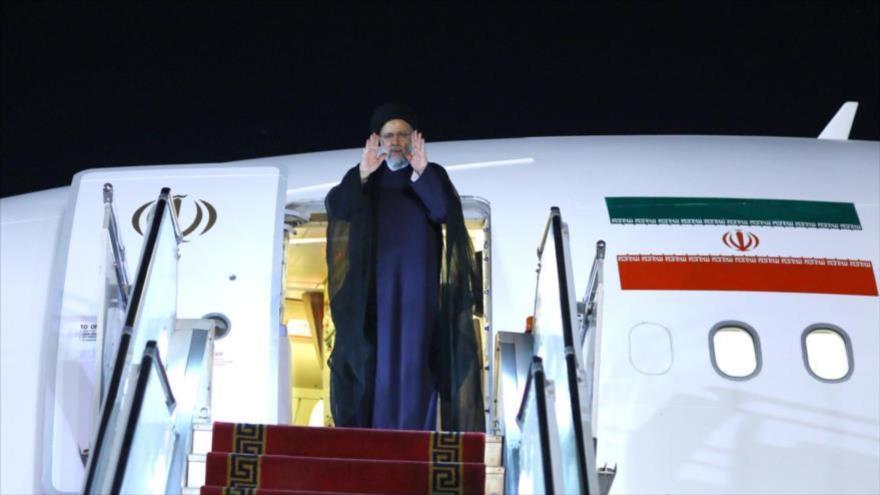 El presidente iraní, Ebrahim Raisi, se despide en el aeropuerto de Mehrabad, en Teherán, iniciando su gira por África, 12 de julio de 2023. (Foto: President.ir)

