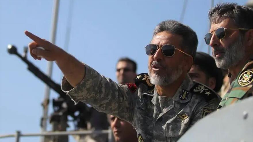 El comandante adjunto del Ejército de Irán para Asuntos de Coordinación, el contralmirante Habibolá Sayari, durante los ejercicios militares Velayat-90 en el mar de Omán, 1 de enero de 2012.