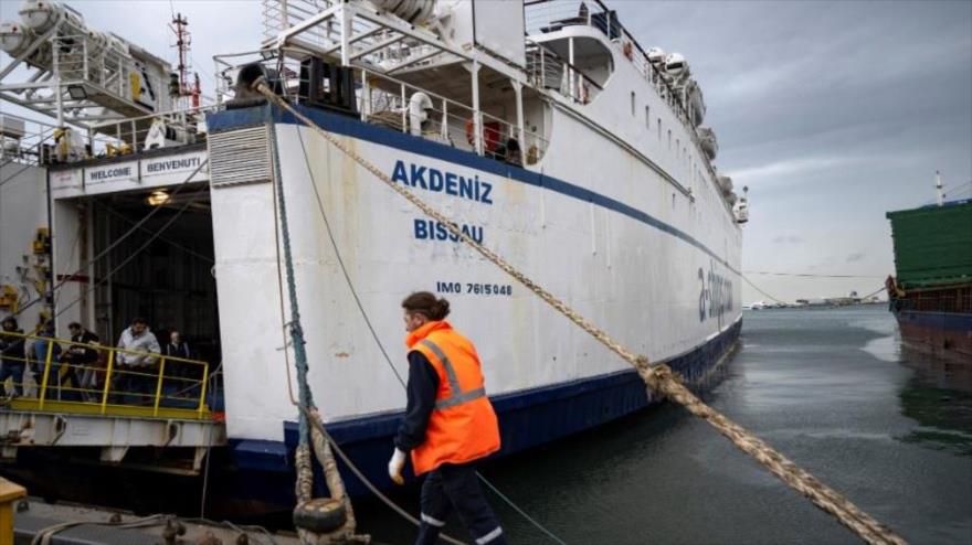 El barco de pasajeros Akdeniz RoRo, parte de la Flotilla de la Libertad que busca llevar ayuda a Gaza, en el puerto de Tuzla, cerca de Estambul, 19 de abril de 2024. (Foto: AFP)