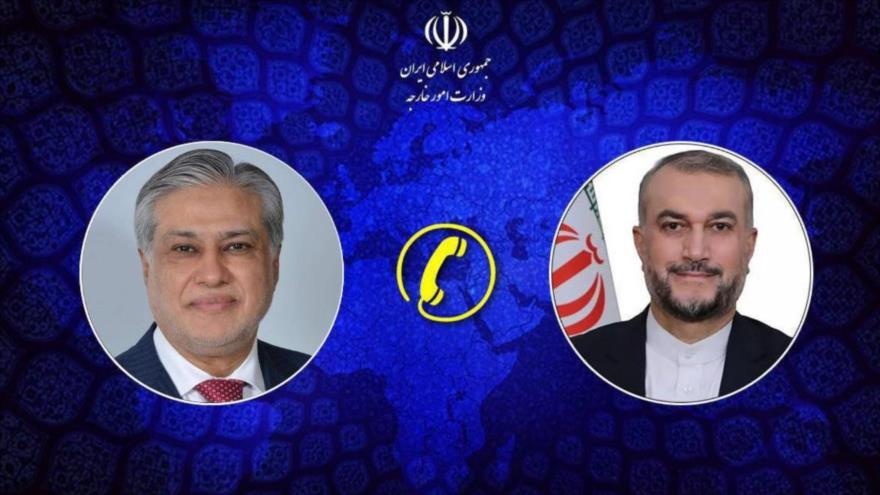 El canciller iraní, Hosein Amir Abdolahian (dcha.), y su par paquistaní, Mohammad Ishaq Dar.