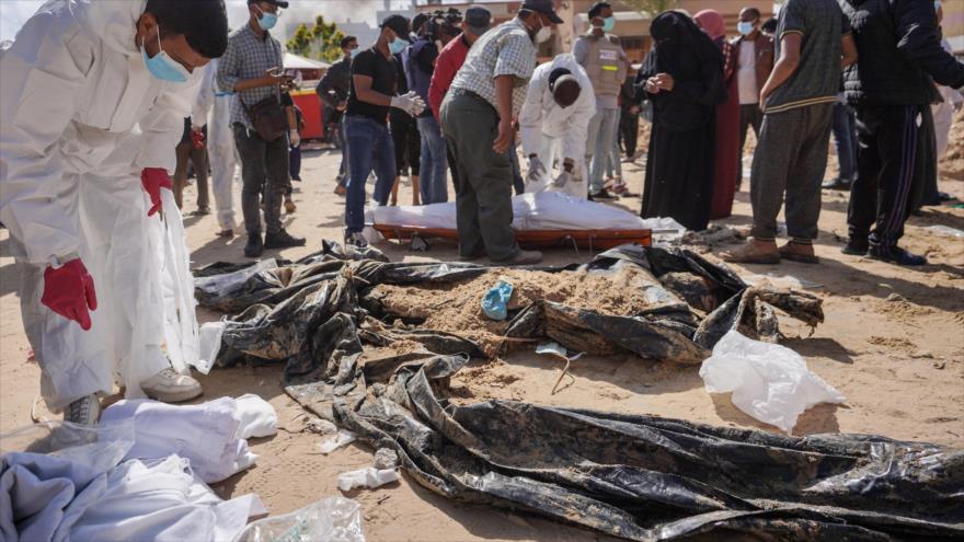 Encuentran cuerpos enterrados por las fuerzas israelíes en el complejo hospitalario Nasser en Jan Yunis, sur de Gaza, 21 de abril de 2024. (Foto: AFP)