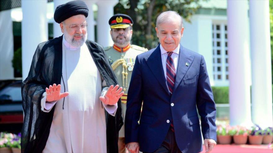 El presidente de Irán, Seyed Ebrahim Raisi, (izda) y su par paquistaní, Shehbaz Sharif, Islamabad, 22 de abril de 2024.