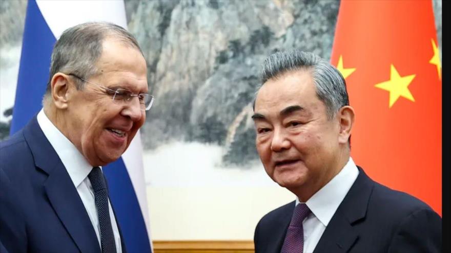 El canciller ruso, Serguéi Lavrov, (izq.) y El canciller chino, Wang Y, durante una conversación en Beijing, China, 9 de abril de 2024. (Foto: AP) 