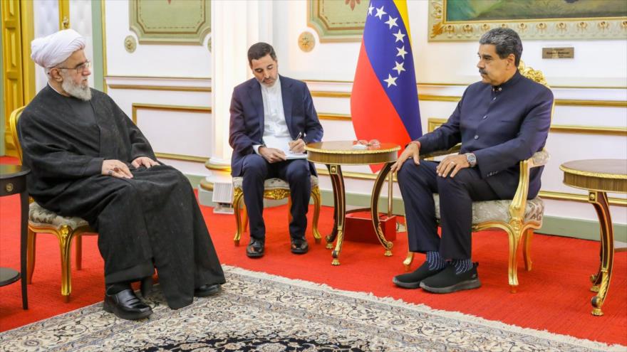 Presidente de Venezuela, Nicolás Maduro, reunido con el secretario general de la Asamblea Mundial Ahl Al-Bayt, ayatolá Reza Ramezani, Caracas, 22 de abril de 2024.