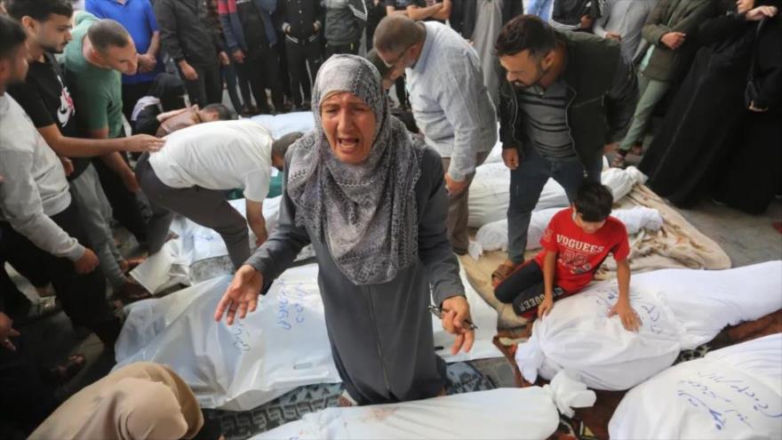 Palestinos lloran a sus seres queridos muertos tras un bombardeo israelí en Rafah, Gaza. (Foto: AP)
