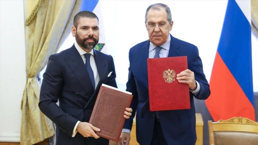El canciller de Rusia, Serguéi Lavrov, y el representante especial de Nicaragua para Rusia, Laureano Ortega (izda.), firman un acuerdo, Managua, 22 de abril de 2024.