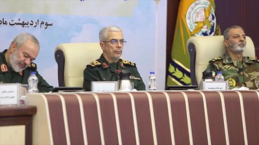 El jefe del Estado Mayor de las FF.AA. de Irán, Mohamad Hosein Baqeri (centro), y comandante del Ejército, Abdolrahim Musavi (dcha.), 23 de abril de 2024.

