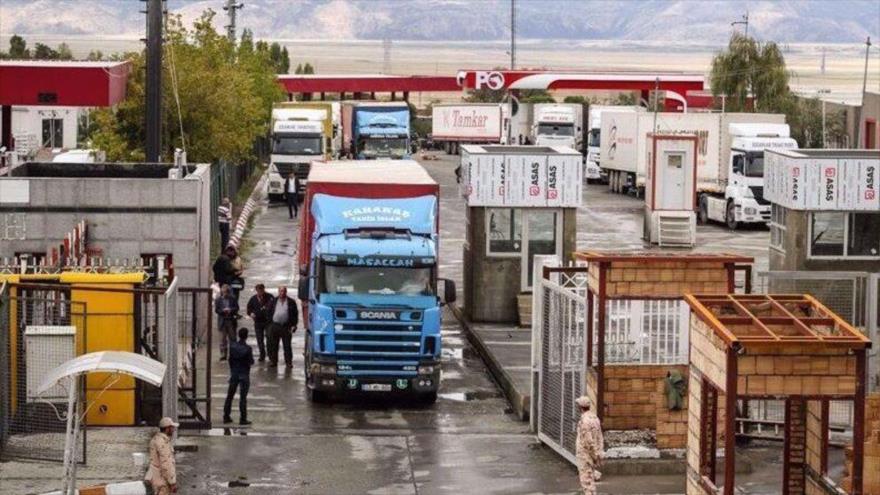Un camión cruza el cruce fronterizo de Bazargan, en el noroeste de Irán.