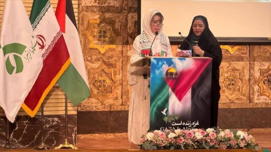 La embajadora de Bolivia en Irán, Romina Guadalupe Pérez Ramos, habla en la conferencia ‘Gaza está viva’ en Teherán, capital persa, 23 de abril de 2024.