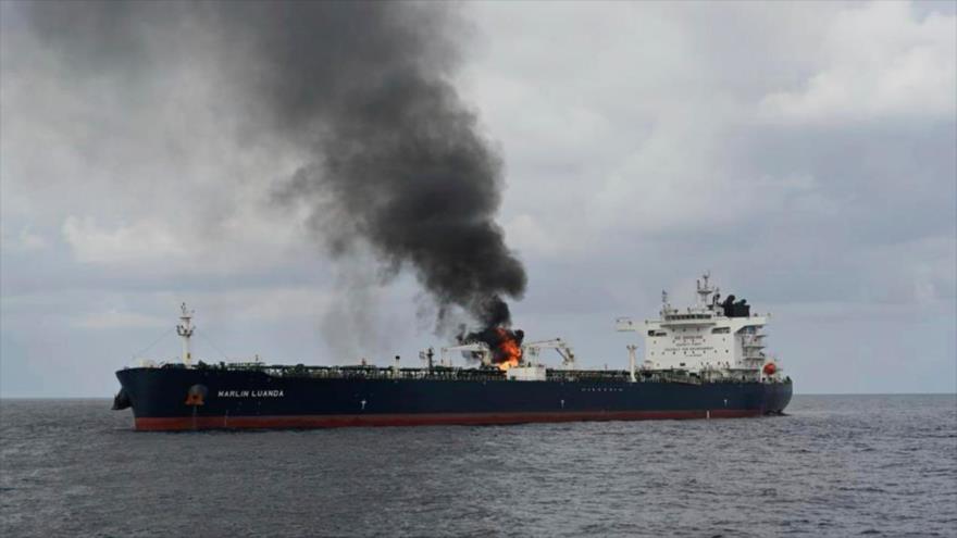 EL petrolero Marlin Luanda arde en llamas después de un ataque yemení en el golfo de Adén, 27 de enero de 2024. (Foto: AP)