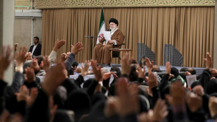 Líder asegura que Irán jamás se rendirá ante las sanciones