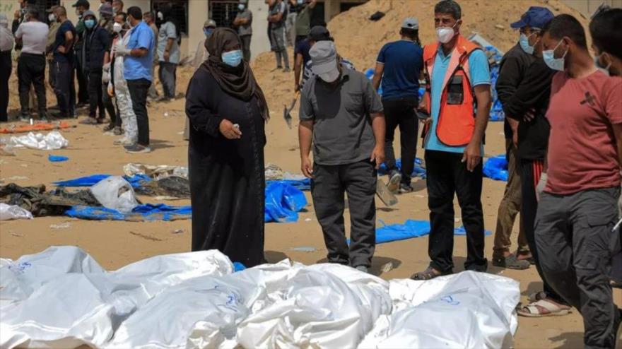 Trabajadores desentierran cadáveres hallados en una fosa común junto al Hospital Al-Naser de Jan Yunis, Gaza. (Foto: EP)
