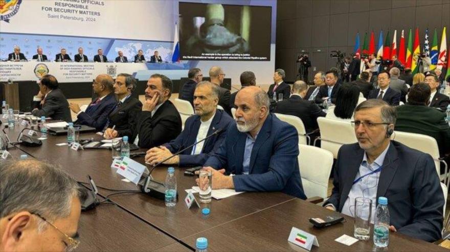 El secretario del Consejo Supremo de Seguridad Nacional de la República Islámica, Ali Akbar Ahmadian (2.º dcha.), en su alocución durante la Cumbre Internacional de Seguridad en la ciudad rusa de San Petersburgo.