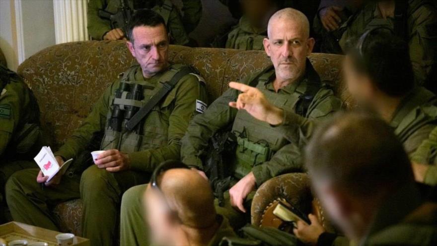 El jefe de Shin Bet, Ronen Bar (dcha.) y el jefe de estado mayor del ejército israelí, Herzi Halevi, en una reunión en Jan Yunis, en el sur de Gaza, 11 de diciembre de 2023.