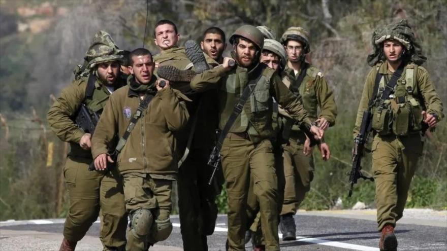 Un soldado israelí herido fue transportado después de que un misil antitanque impactara un convoy en una zona en la frontera con el Líbano.