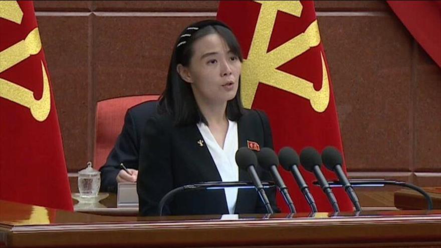 Kim Yo-jong, hermana del líder norcoreano, Kim Jong-un, durante una reunión del politburó, 30 de junio de 2021. (Foto: KCTV)