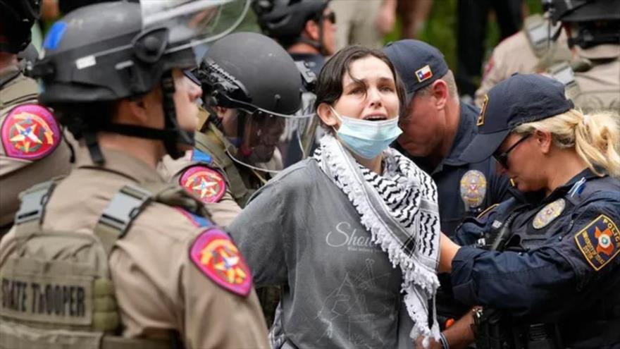 La policía estadounidense detiene a manifestantes pro palestinos en la Universidad de Texas, 24 de abril de 2024. 