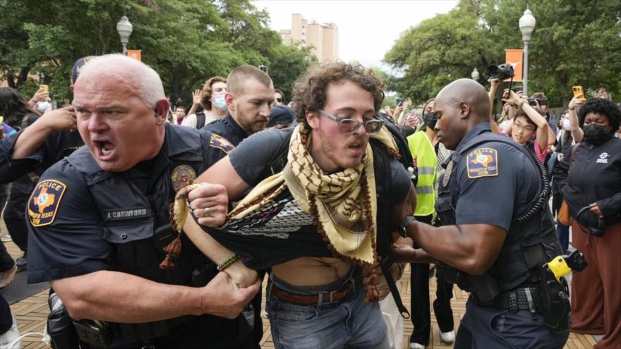La policía estadounidense detiene a manifestantes pro palestinos en la Universidad de Texas, 24 de abril de 2024. 