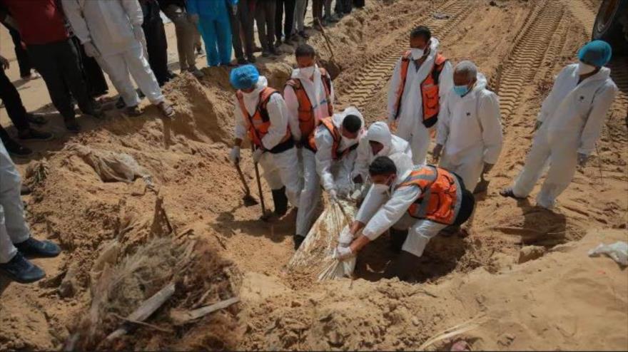 Descubrieron cadáveres en una fosa común en el hospital Al-Naser, en la ciudad de Jan Yunis, en el sur de la Franja de Gaza, 21 de abril de 2024.