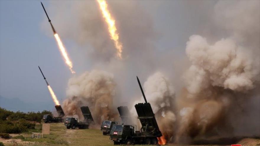 Corea del Norte despliega múltiples lanzacohetes en el islote Changrin, cerca de la frontera, a lo largo de la costa occidental de la península. (Foto de archivo: KCNA)