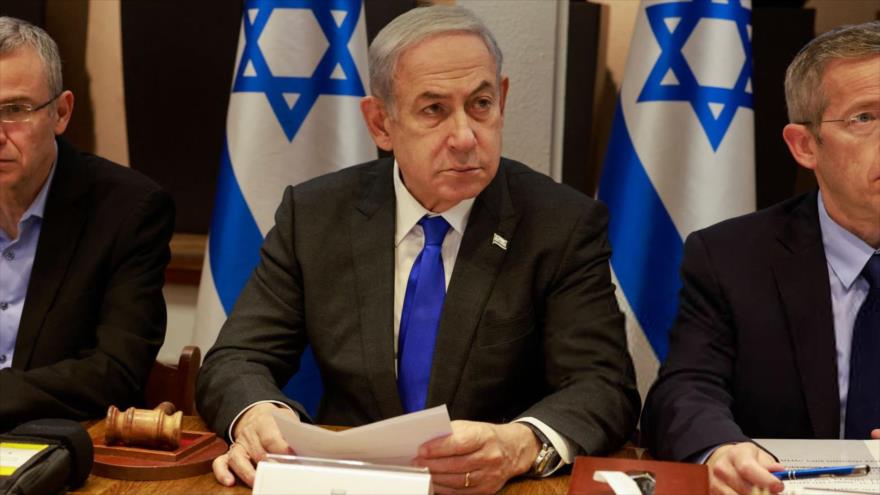 El primer ministro israelí, Benjamín Netanyahu (centro), preside una reunión de su gabinete en Kirya, 17 de diciembre de 2023.