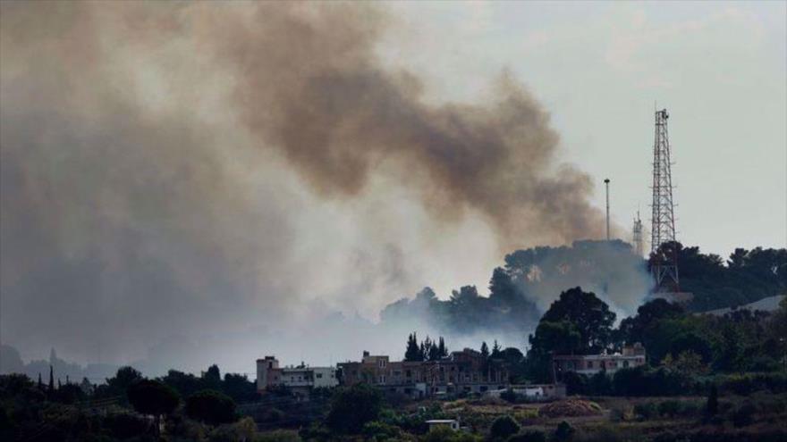 El humo se eleva desde una posición militar israelí atacada por combatientes de Hezbolá cerca de una aldea fronteriza libanesa. (Foto: AP)
