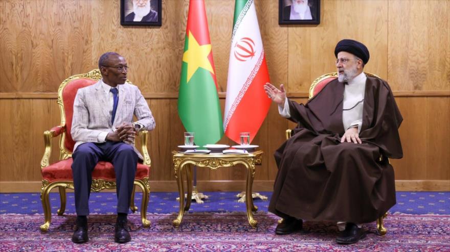 El presidente de Irán, Seyed Ebrahim Raisi (dcha.), se reúne con el primer ministro de Burkina Faso, Apollinaire Joachim Kyélem de Tambèla, Teherán, 27 de abril de 2024. (Foto: President.ir)