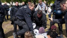 Policía desaloja con violencia campamento propalestino en Berlín